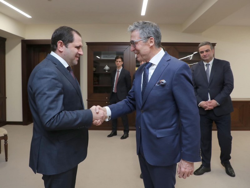 Министр обороны Армении представил экс-генсеку НАТО события в регионе