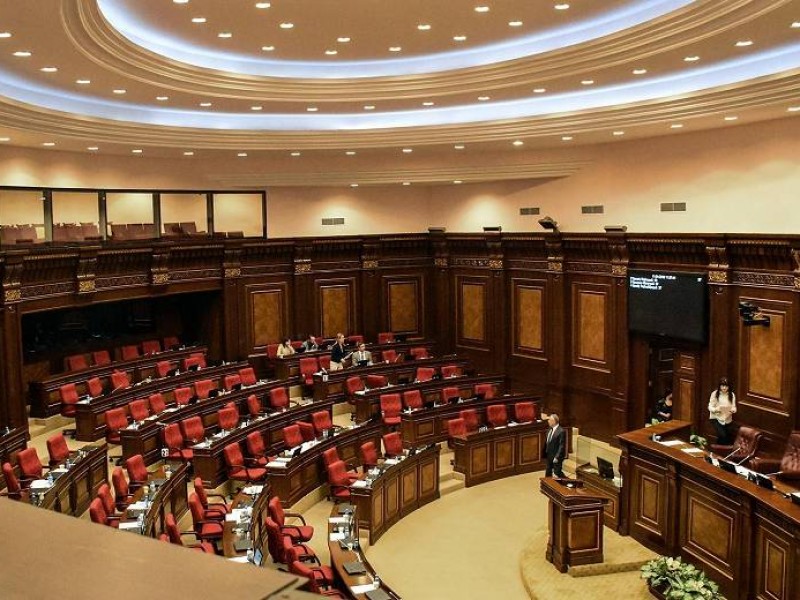 При входе в парламент Армении всем будут измерять температуру