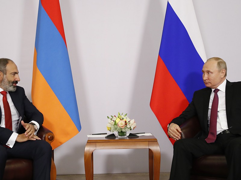 Пашинян обсудил с Путиным по телефону ситуацию на линии соприкосновения в Арцахе 