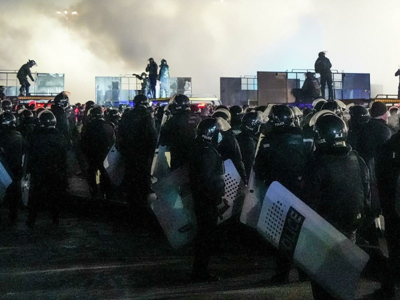 В Актау сотрудники силовых структур перешли на сторону протестующих