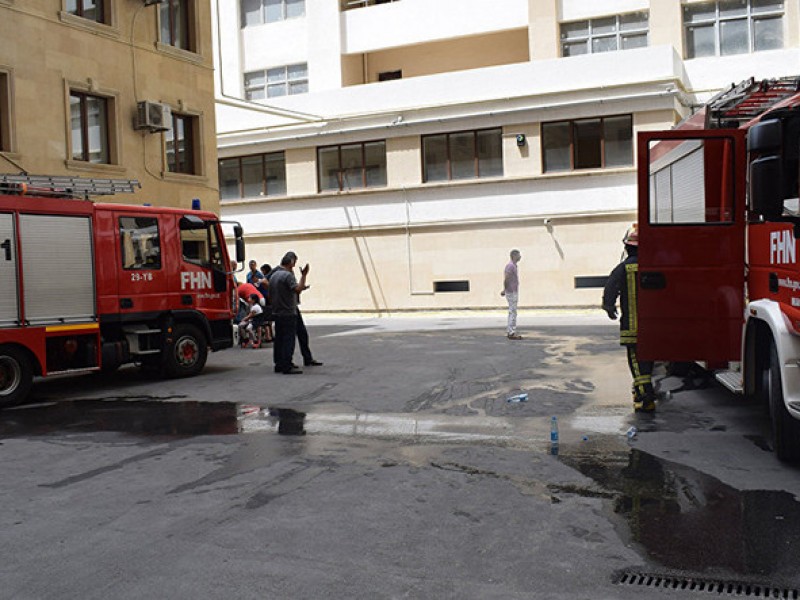 В Баку крупный пожар уничтожил 4 склада в торговом центре