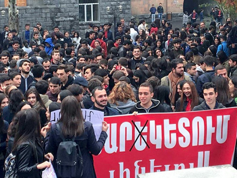 «Будем бороться до конца»: студенты в Ереване протестуют против армейской реформы