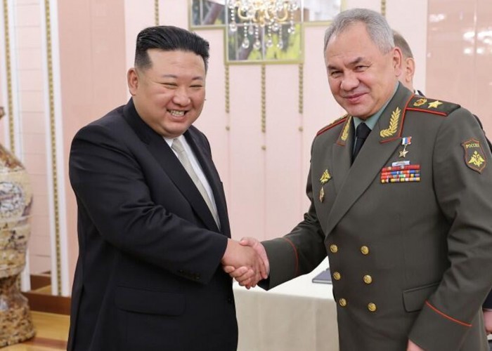Песков: Шойгу будет участвовать в переговорах Путина и Ким Чен Ына