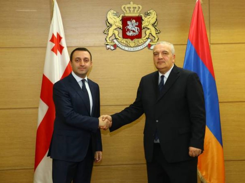 Садоян обсудил с министром обороны Грузии перспективы сотрудничества в военной сфере 
