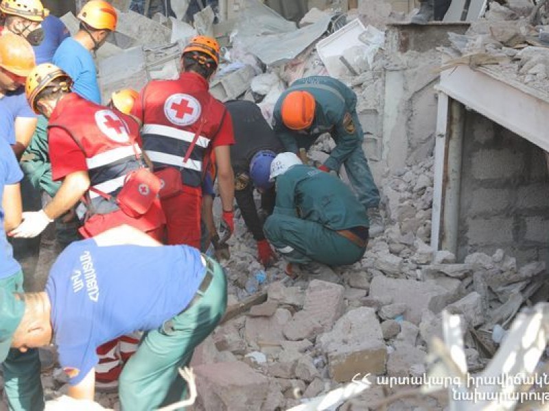 Спасатели продолжают поиски на месте взрыва в ТЦ «Сурмалу» в Ереване