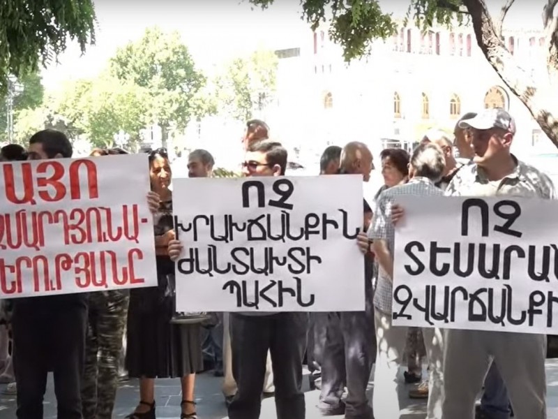 В Армении проходит акция протеста в связи с запланированным концертом Снуп Догга
