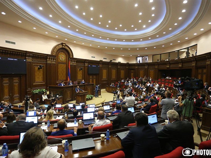 В связи с потасовкой в парламенте спикер применил санкции к 4 депутатам ППА