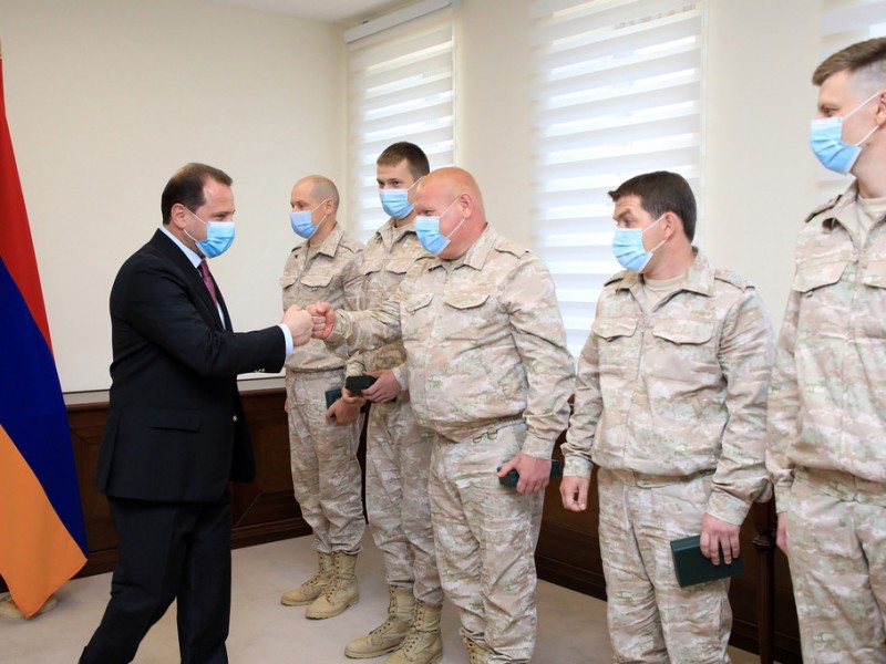 Министр обороны Армении наградил российских военнослужащих