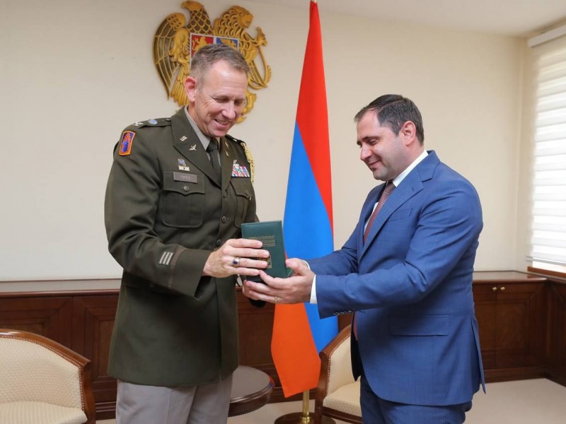 Сурен Папикян наградил медалью «За заслуги в военном сотрудничестве» атташе США в РА