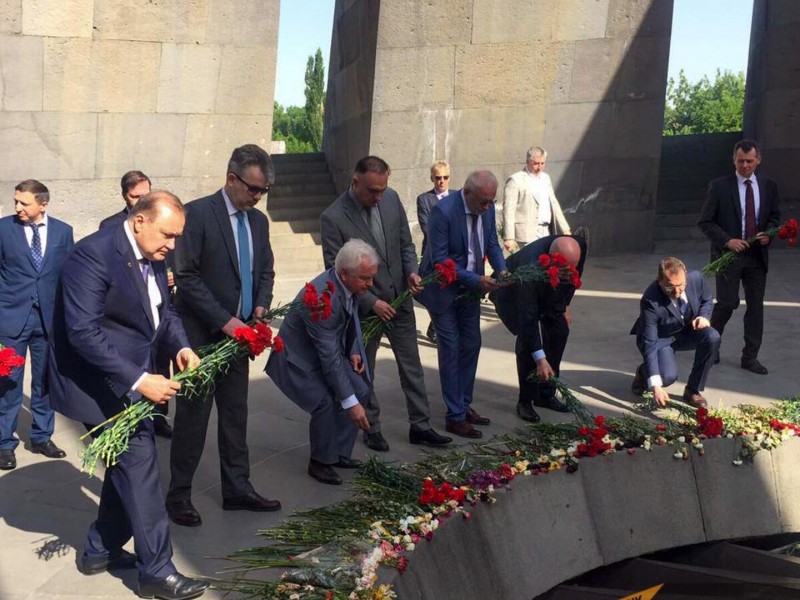 Швыдкой и Маслов в Ереване посетили Цицернакаберд и почтили память жертв Геноцида армян