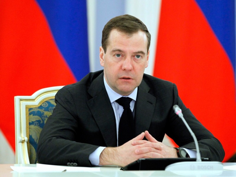 Медведев: Россия никому не навязывает свои вакцины