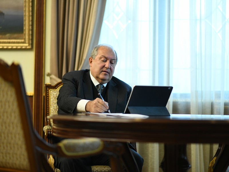 Президент Армении подписал закон о фиксировании телефонных звонков граждан во время ЧП