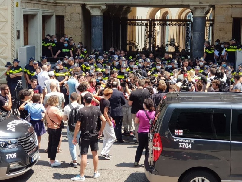 Оппозиция и журналисты ворвались в здание парламента Грузии и сорвали заседание 