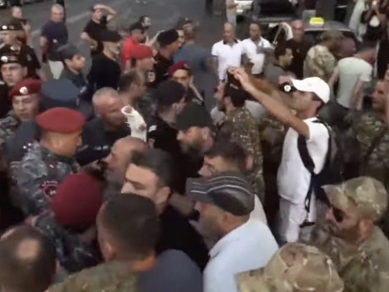 Акция протеста у здания правительства Армении: 14 человек задержаны полицией