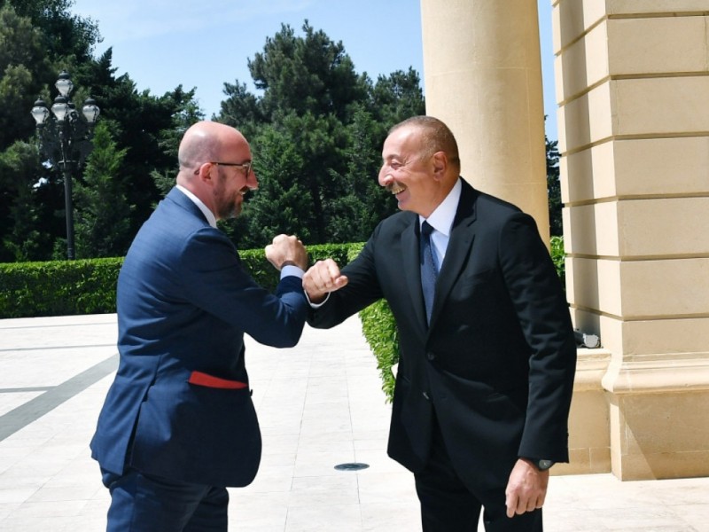 Шарль Мишель Алиеву: ЕС желает принять участие в усилиях по региональному сотрудничеству
