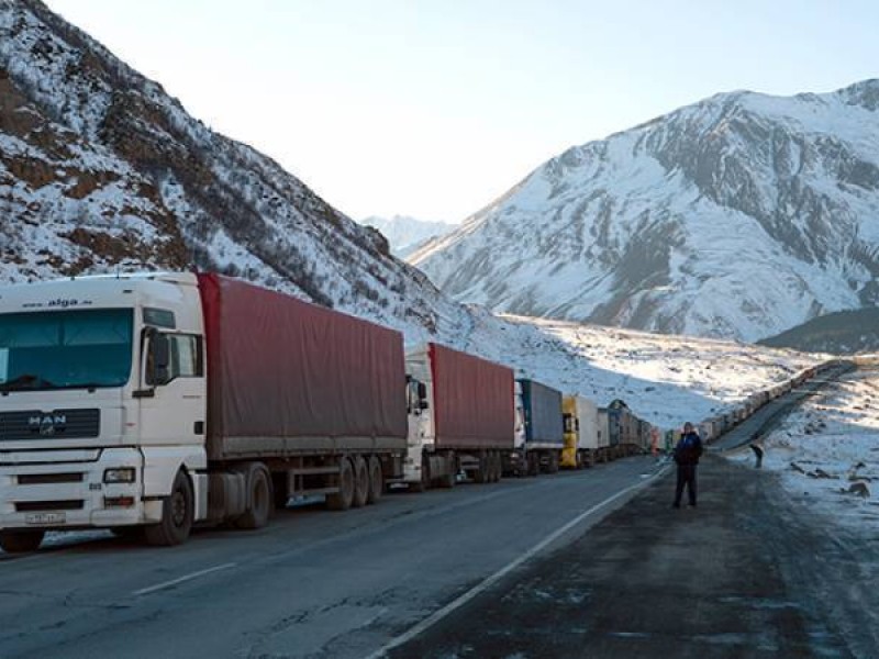 Ларс закрыт для большегрузов: со стороны России скопилось более 470 машин