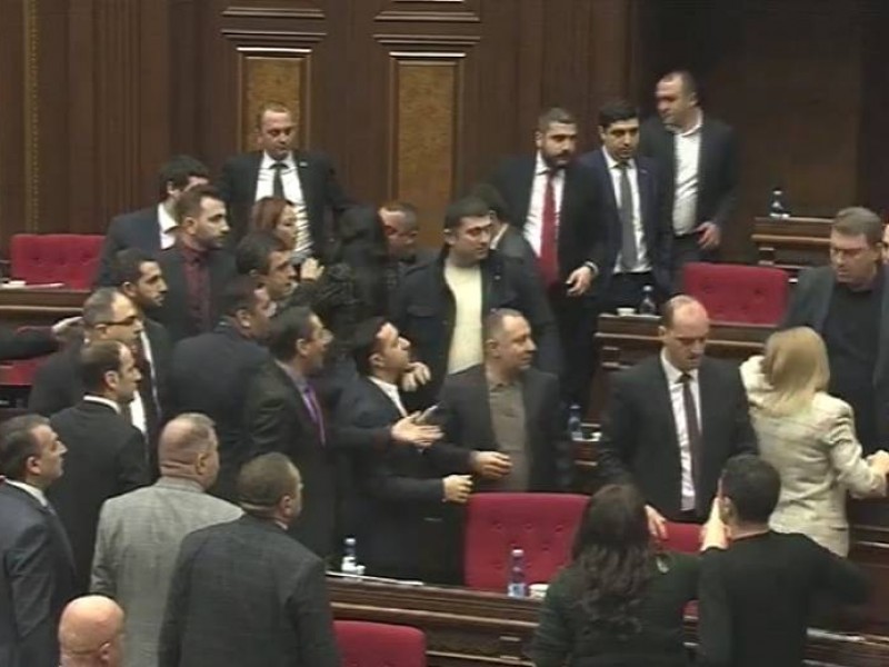 Ругань и потасовка: в парламенте Армении накалились «воровские страсти»