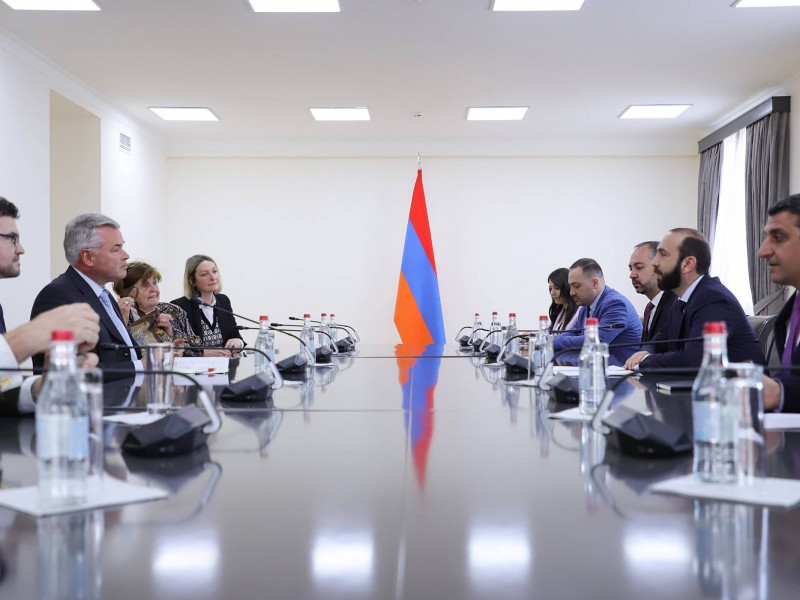Мирзоян принял делегацию парламентской группы дружбы Армения-Великобритания