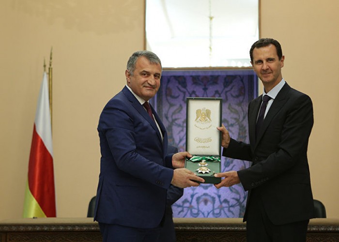 Президент Южной Осетии наградил Асада орденом