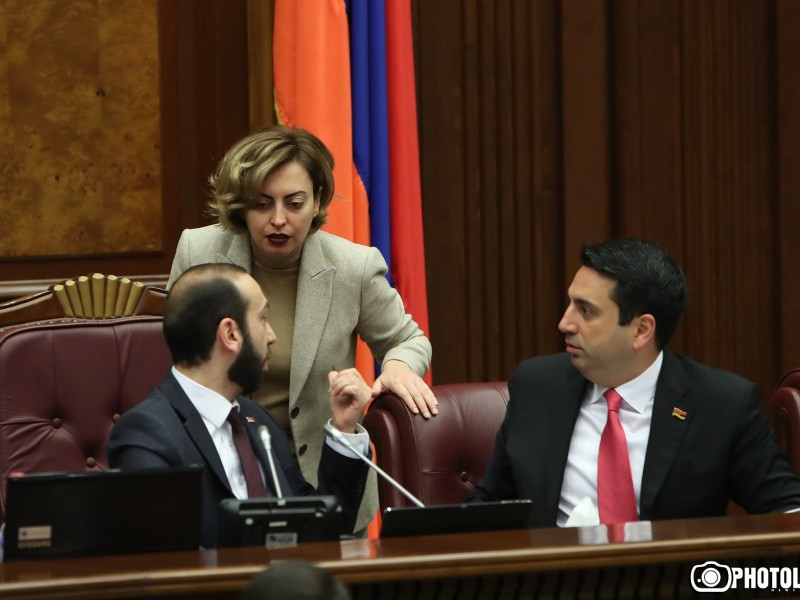Спикер парламента Армении объявил предупреждение своему заму