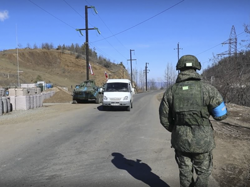 Миротворцы РФ за сутки обеспечили безопасный въезд более 500 машин в Карабах и обратно