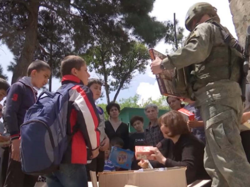 Российские миротворцы передали гумпомощь беженцам и семьям отдаленных поселков Карабаха