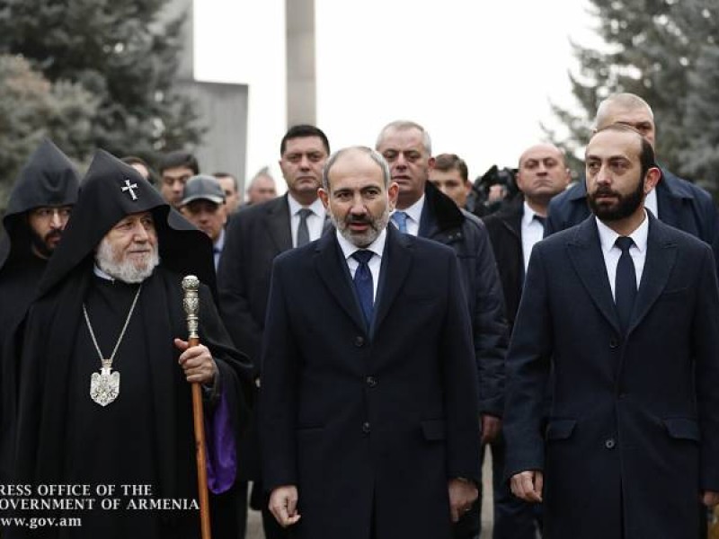 Высшее руководство Армении почтило память павших воинов в пантеоне 