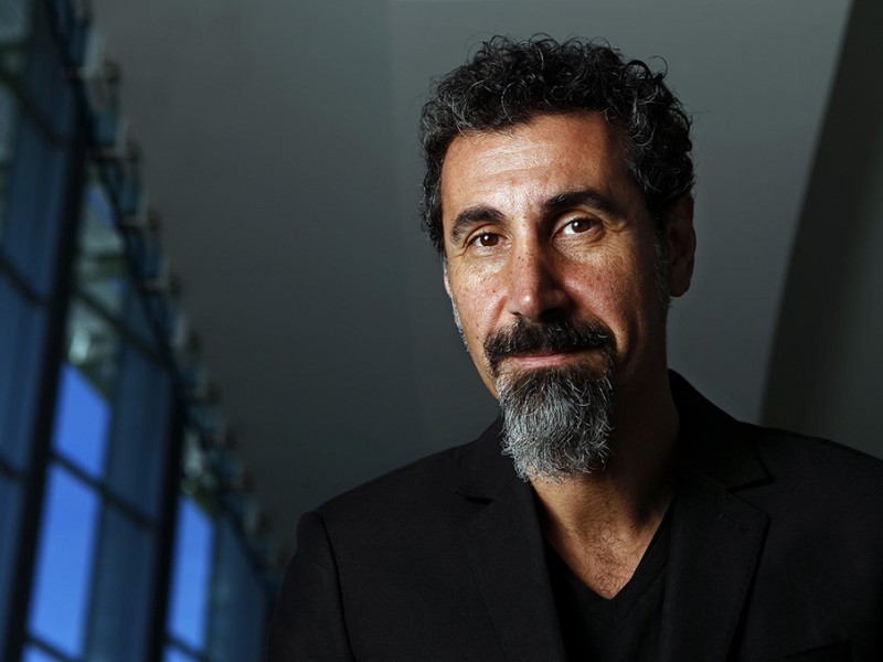 Серж Танкян призвал своих подписчиков помочь школьникам Армении и Арцаха