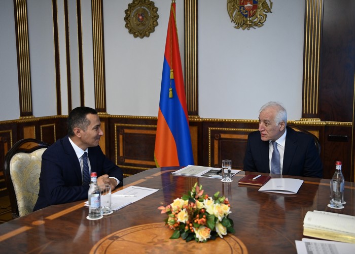 Президент Армении встретился с губернатором Сюникской области