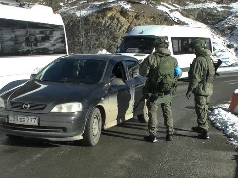 Миротворцы РФ за сутки обеспечили безопасный въезд более 500 единиц автомобилей в Карабах