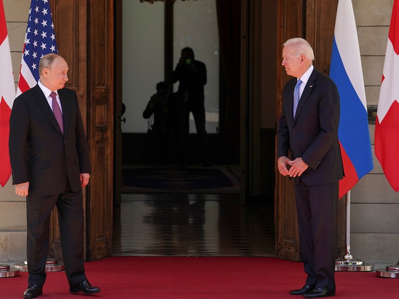 Байден и Путин договорились попытаться устранить помехи в работе диппредставительств