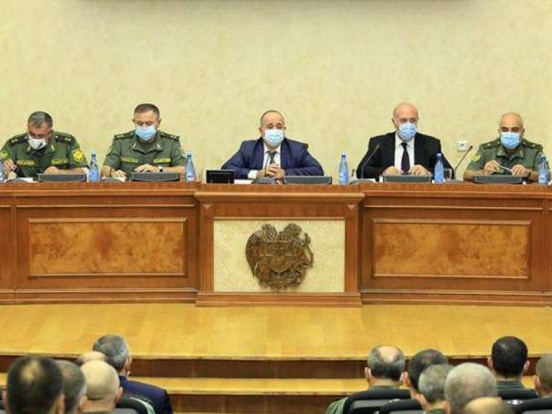 Министр обороны Армении поручил исключить любую попытку продвижения противника