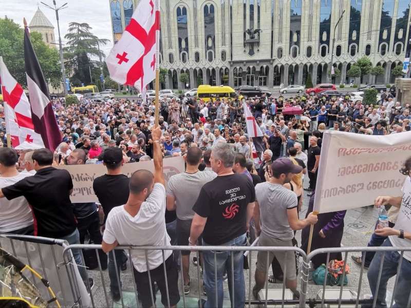 Противники гей-парада в Тбилиси перекрыли проспект Руставели