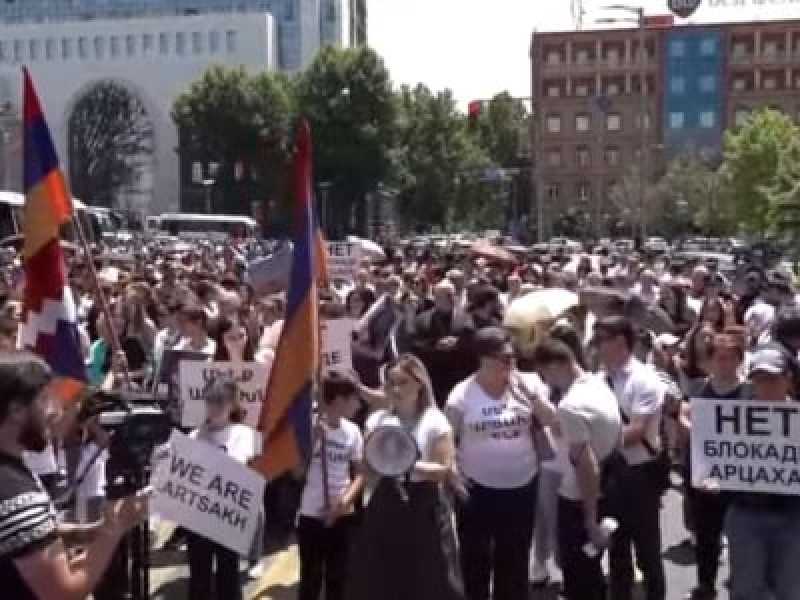 Участники акции в поддержку Арцаха направились к зданию посольства РФ
