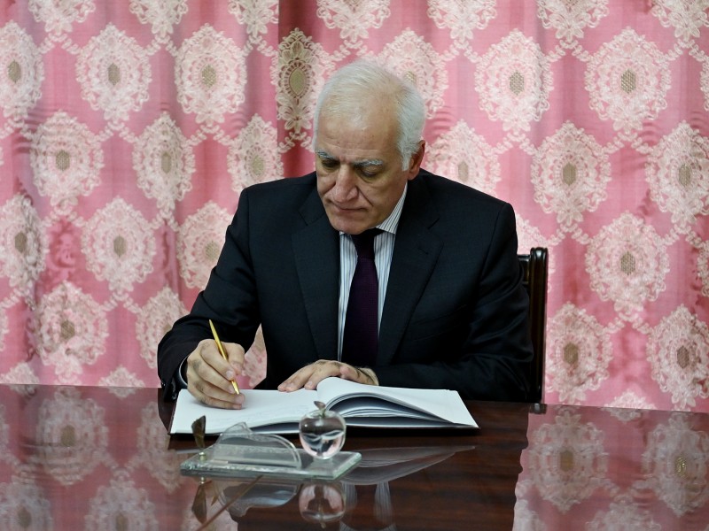 Президент сделал запись в Книге соболезнований, открытой в посольстве Казахстана в Армении