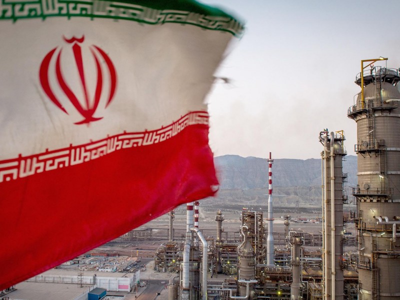 Добыча нефти в Иране может упасть в мае до минимума с 1980-х годов из-за санкций США 