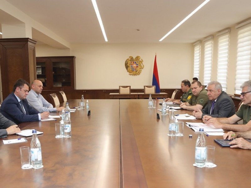 В Минобороны обсудили вопросы развития ВПК Армении