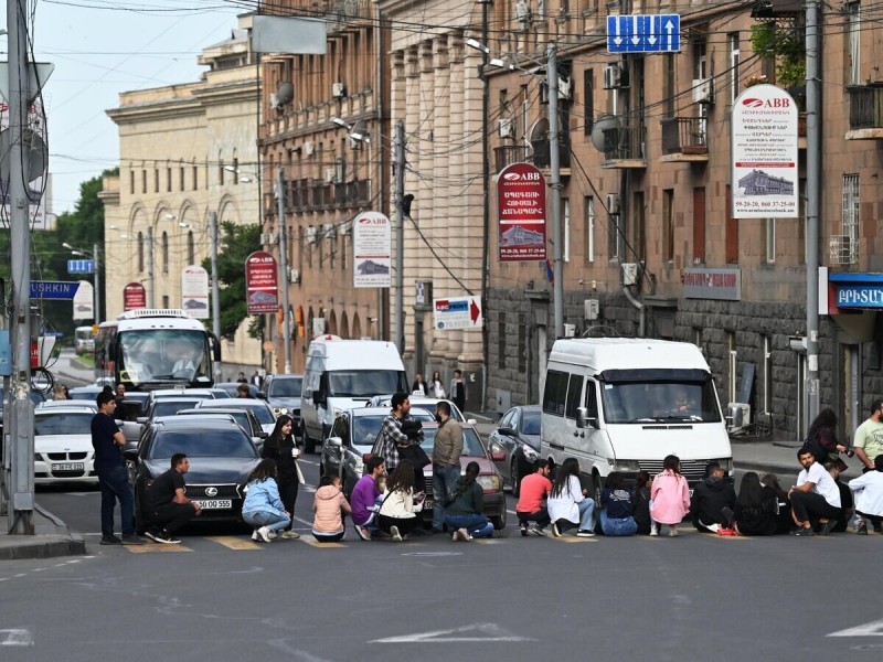 В Ереване протестующая молодежь перекрыла несколько центральных улиц