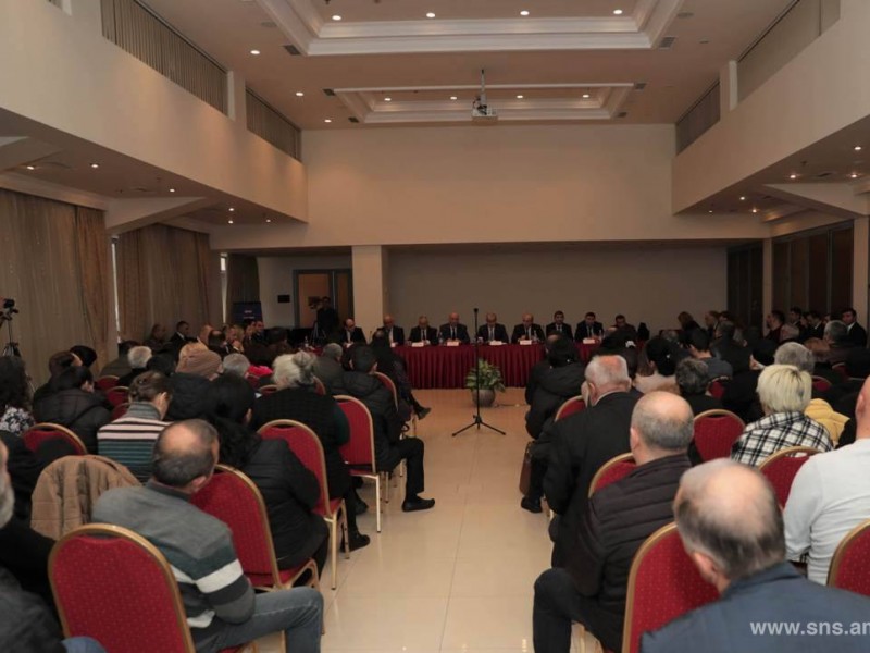 Директор СНБ Армении встретился с родственниками пленных, заложников и пропавших без вести