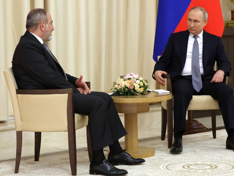 Путин заявил Пашиняну, что планирует обсудить с ним вопросы безопасности в Карабахе