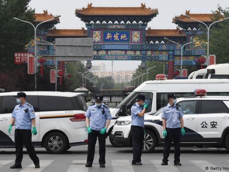 Власти Пекина назвали эпидситуацию из-за новой вспышки Covid-19 в столице «крайне тяжёлой»