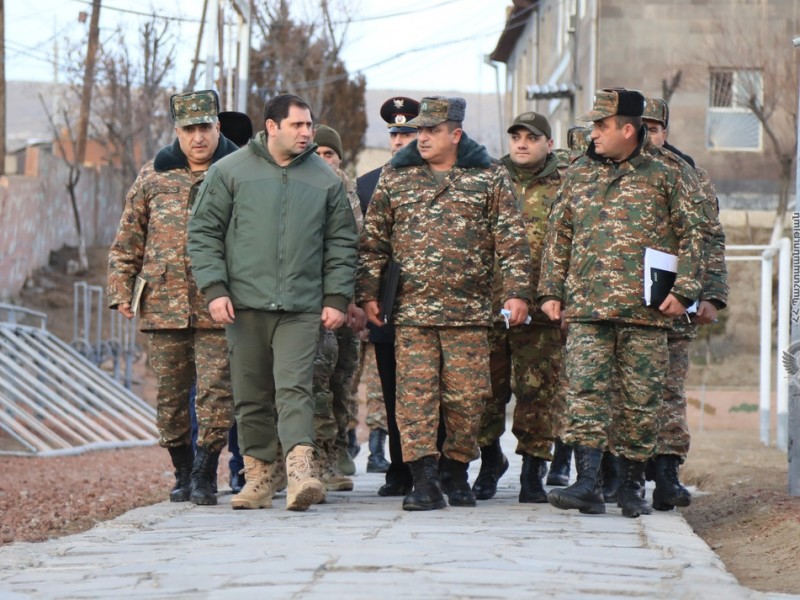 Министр обороны Армении побывал в ряде воинских частей на южном направлении