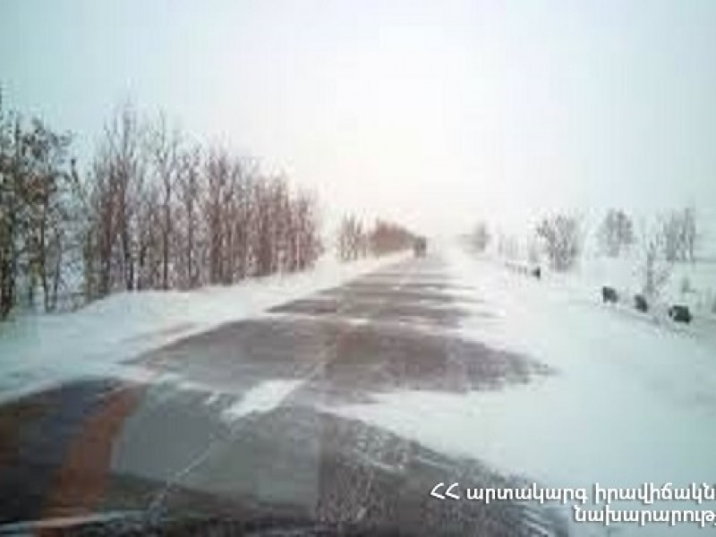 Гололедица и снег: в Армении есть закрытые и труднопроходимые автодороги