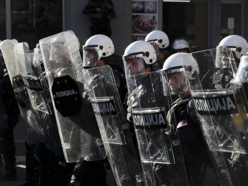 На фоне вспышки коронавируса в Белграде беспорядки: манифестанты ворвались в парламент