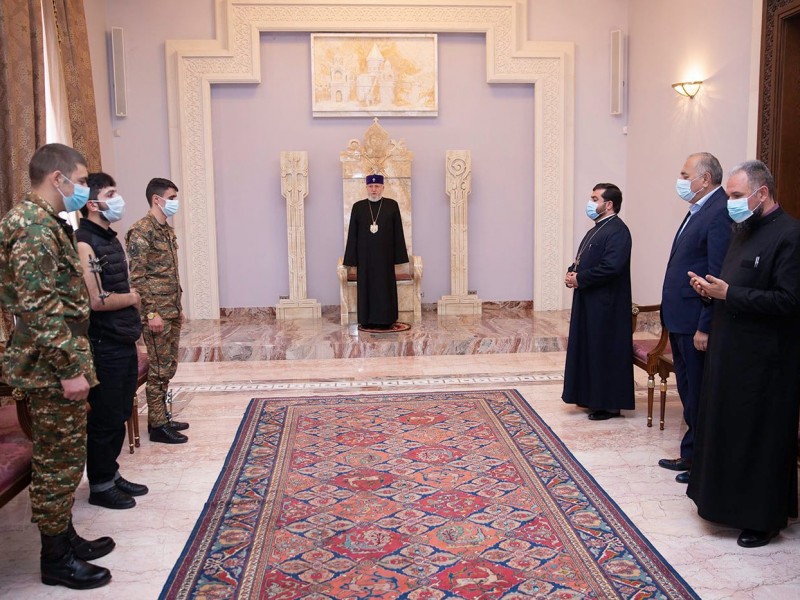 Католикос Всех Армян принял военнослужащих, выезжающих на лечение в Австрию