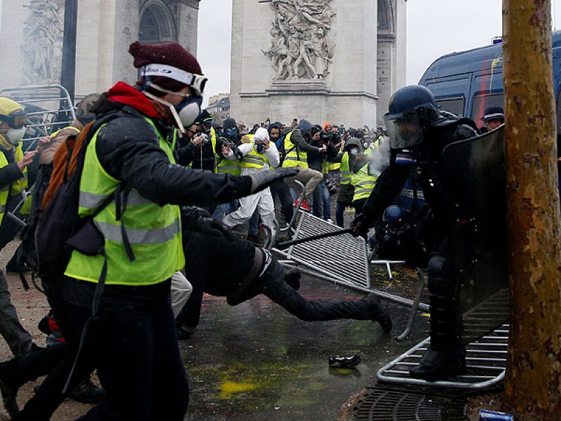Опрос: французы поддерживают новые меры по борьбе с беспорядками, но не верят властям 
