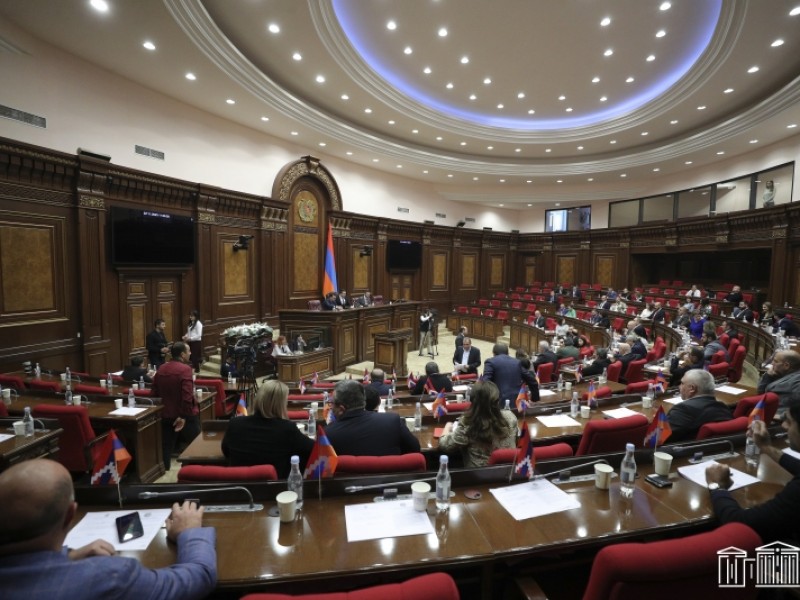 НС Армении на внеочередном заседании обсудило во втором чтении ряд законопроектов
