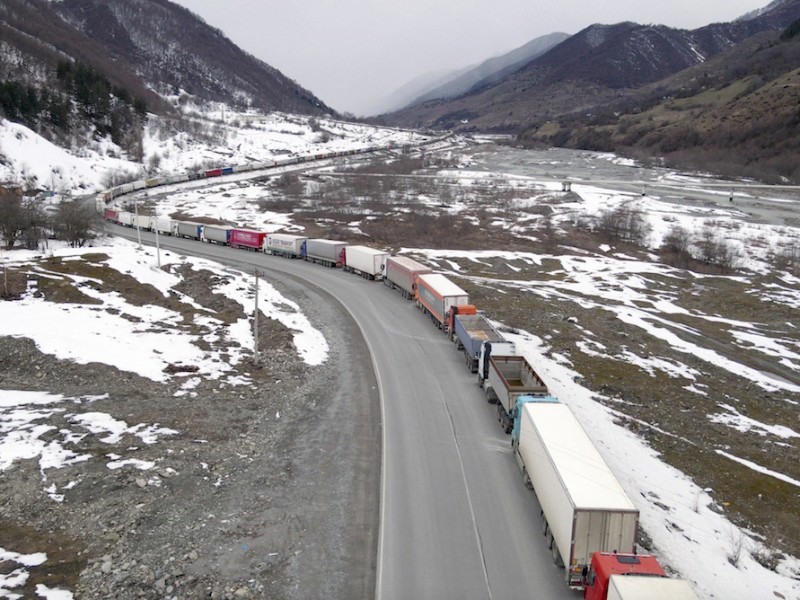 Движение всех видов автотранспорта по Военно-Грузинской дороге временно приостановлено
