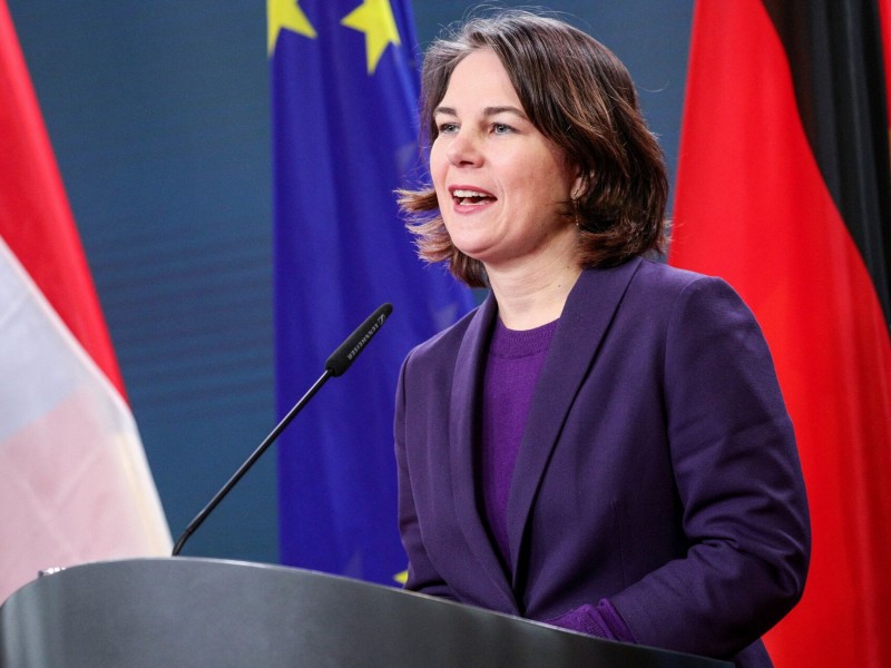 Бербок: Германия и ЕС в целом готовы поддержать Ереван и Баку конкретными инициативами