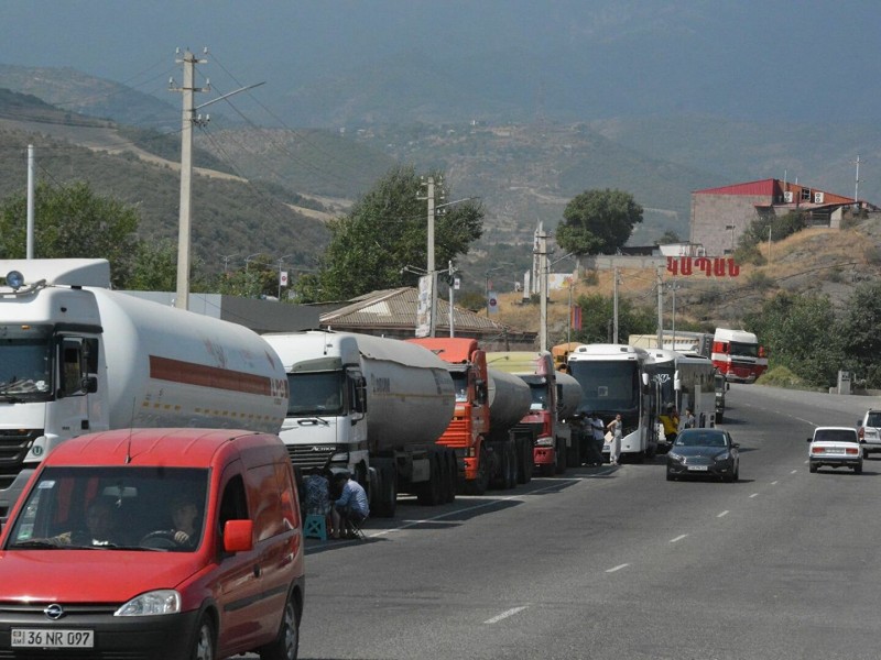 Азербайджанцы задержали двух иранских водителей на участке дороги Горис-Капан - СМИ